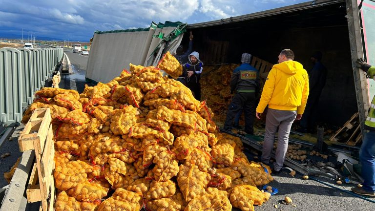 FOTO Trafic blocat pe A1 din cauza unui TIR cu cartofi răsturnat