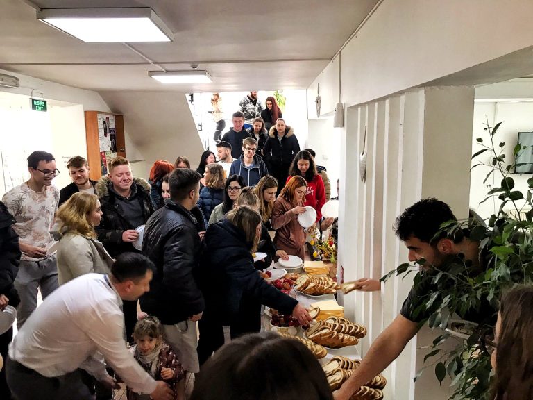 GALERIE FOTO: Ouă roșii, gogoși și cozonaci la căminele ULBS