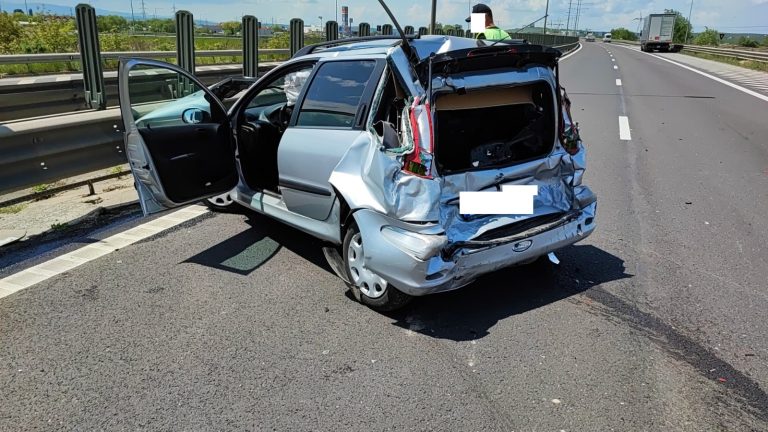 FOTO Autoturism lovit de două TIR-uri pe A1, în zona ieșirii spre DN 14