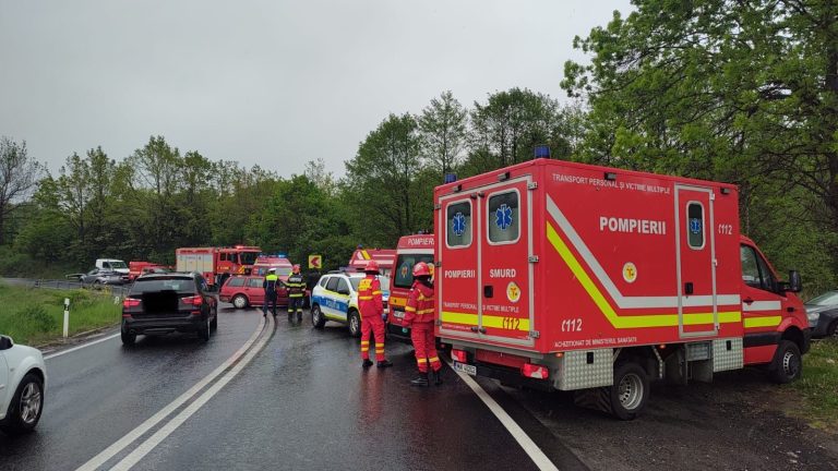 FOTO O tânără și fiica ei, rănite într-un accident rutier pe Hula Bradului