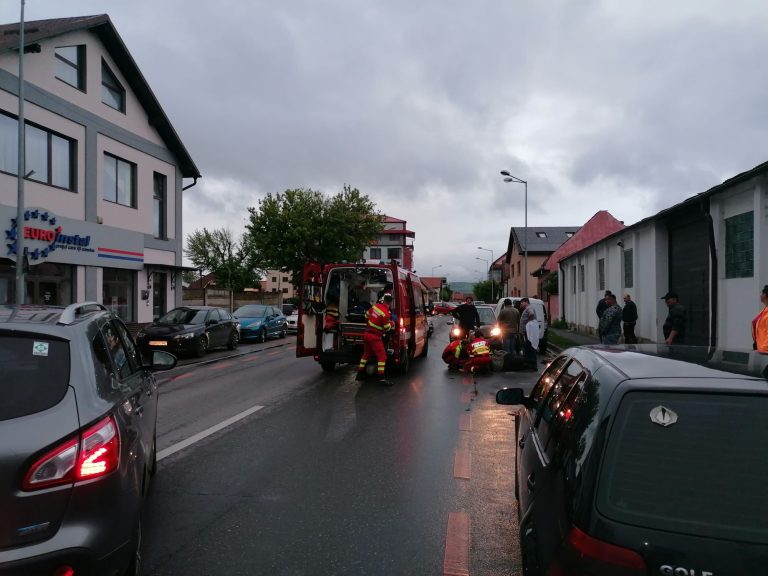 FOTO Trei autoturisme implicate într-un accident rutier în Sibiu. O femeie a fost transportată la spital