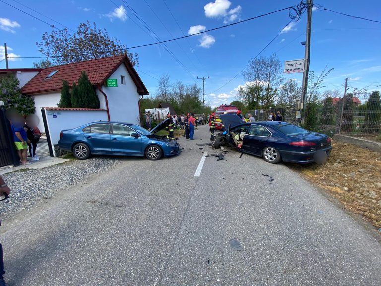 FOTO Fetiță de 4 ani și o femeie, rănite într-un accident rutier