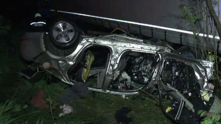 FOTO Trei tineri au murit după ce s-au izbit cu mașina de un TIR