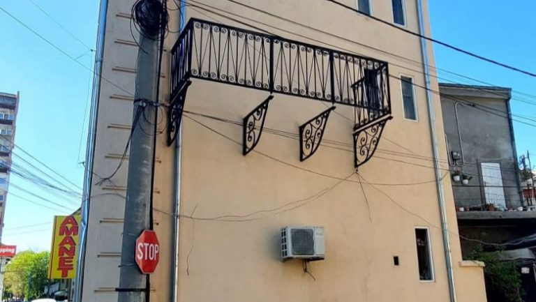 FOTO Culmea balcoanelor de pe planetă se află în România. Cum arată un „balcon fără rost”