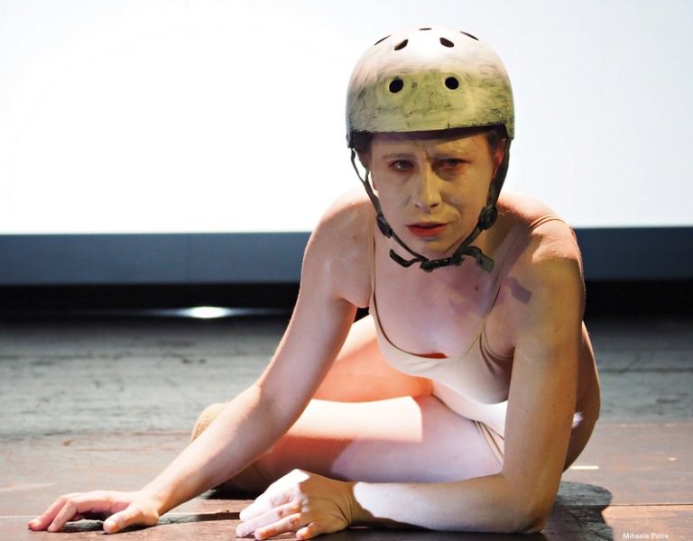 Eu sunt Luli – un spectacol despre viața fără libertatea de a lua decizii