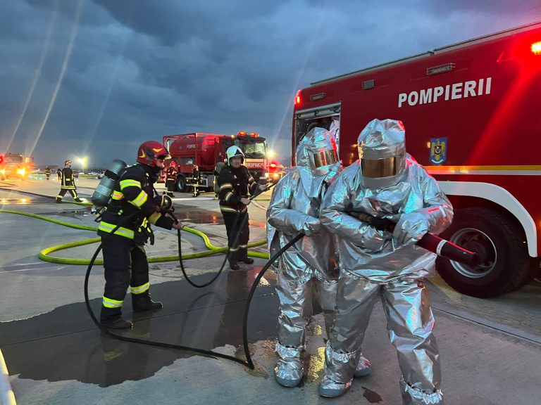 FOTO Scenariul ISU: Incendiu la un avion aflat în zbor. Aeronava a aterizat de urgență pe Aeroportul Sibiu