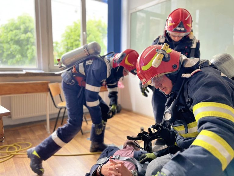 FOTO Intervenția la un cutremur, simulată de pompierii din Mediaș