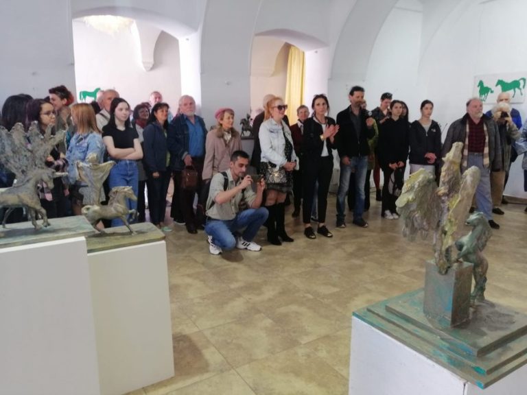 Caii lui Călin Baciu. Sculptaţi sau pictaţi pe pereţi