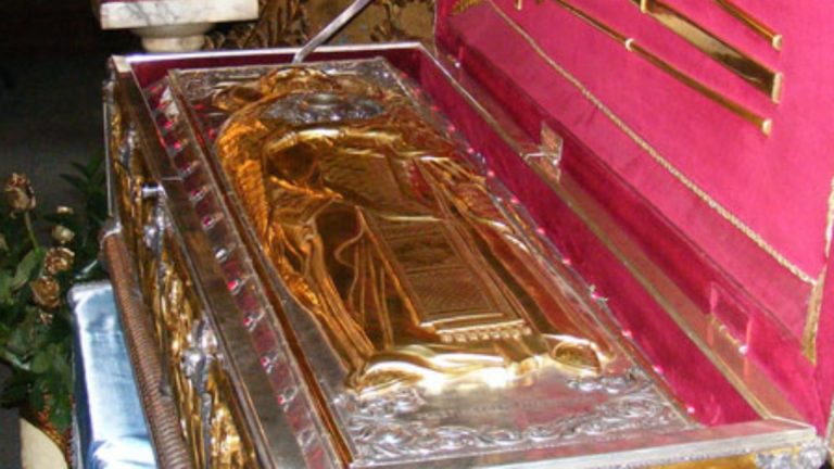 După o locomotivă, în România s-au furat și moaște dintr-o capelă