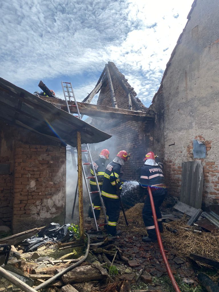 FOTO Patru incendii stinse de pompierii sibieni în vacanța de 1 mai