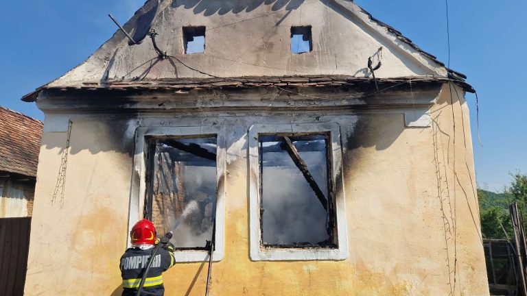 FOTO O fetiță de 5 ani a suferit arsuri în urma unui incendiu. A fost transportată la spital