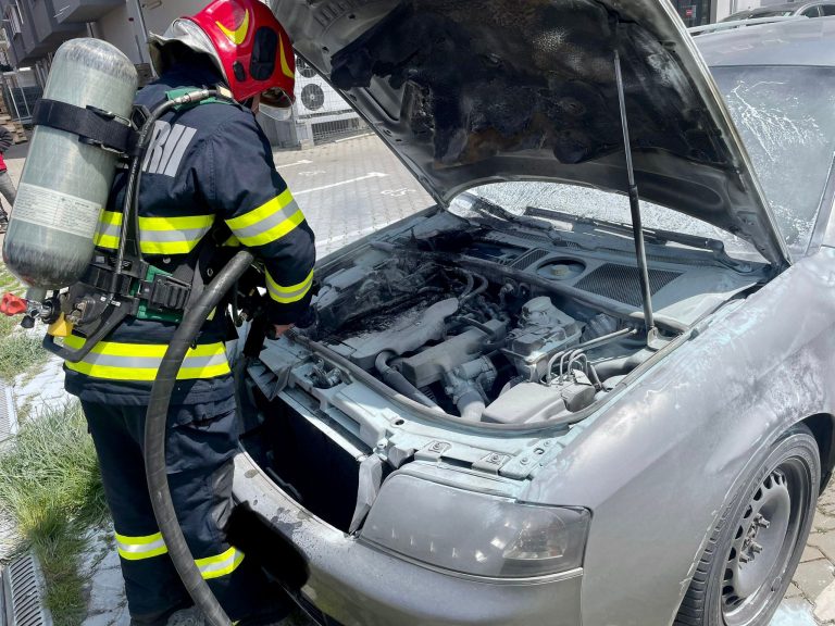 FOTO Incendiu la un autoturism în municipiul Sibiu