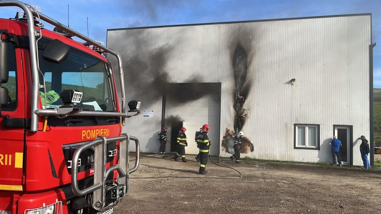 FOTO Hală de depozitare cuprinsă de flăcări