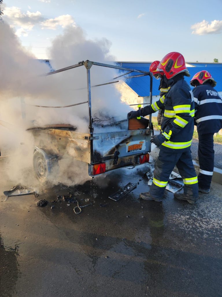 FOTO Remorcă mistuită de flăcări, la ieșirea din Sibiu