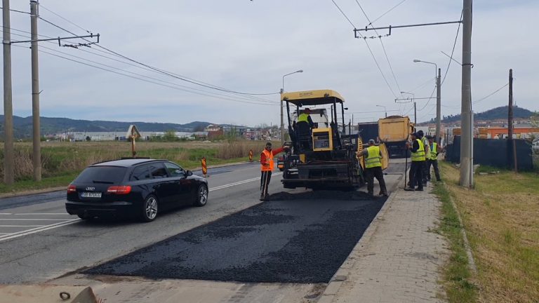 FOTO Au început lucrările de întreținere a drumurilor din Mediaș