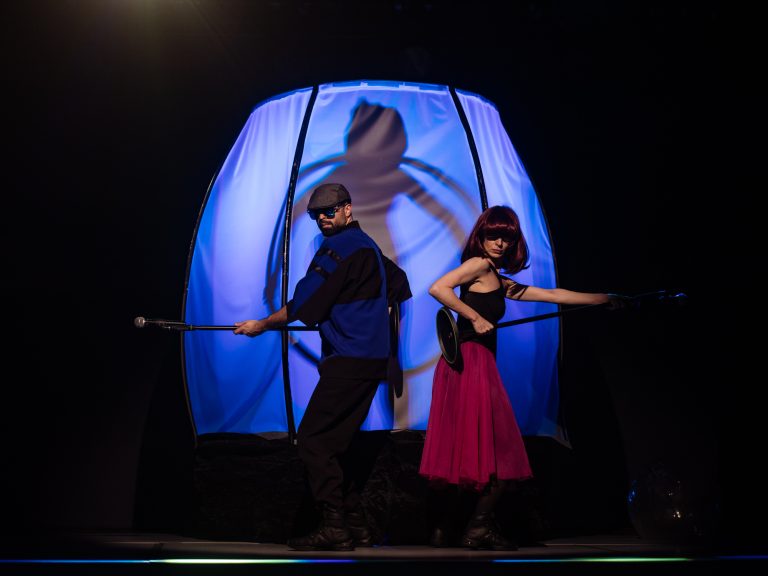 KOMOREBI. Lumina care se filtrează printre copaci, un spectacol despre fuga bărbaților din fața propriilor emoții. Intrare gratuită