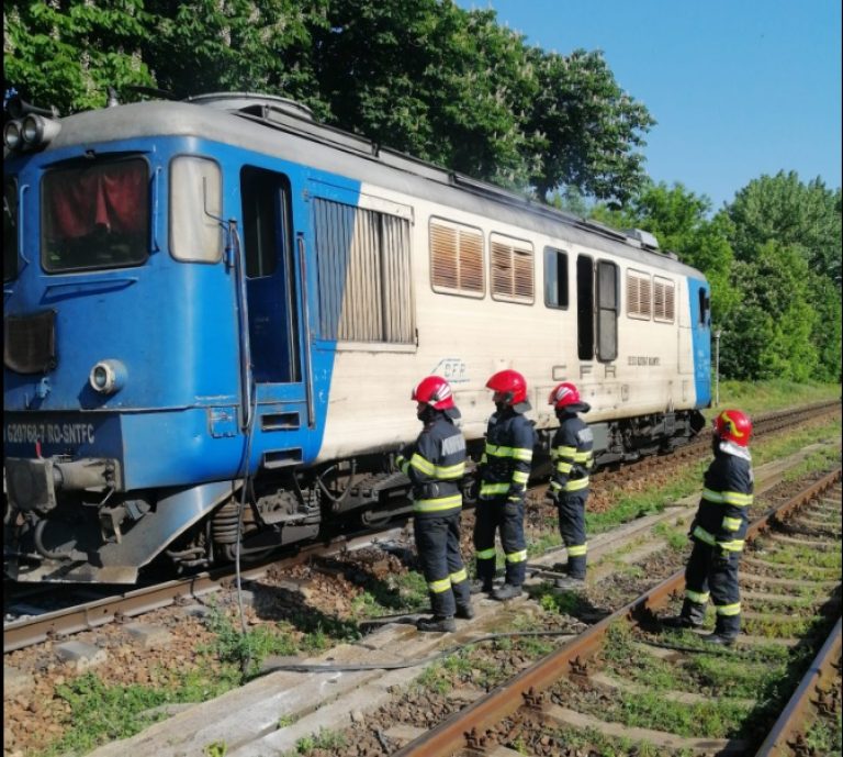 Locomotiva unui tren a luat foc. Călătorii s-au autoevacuat
