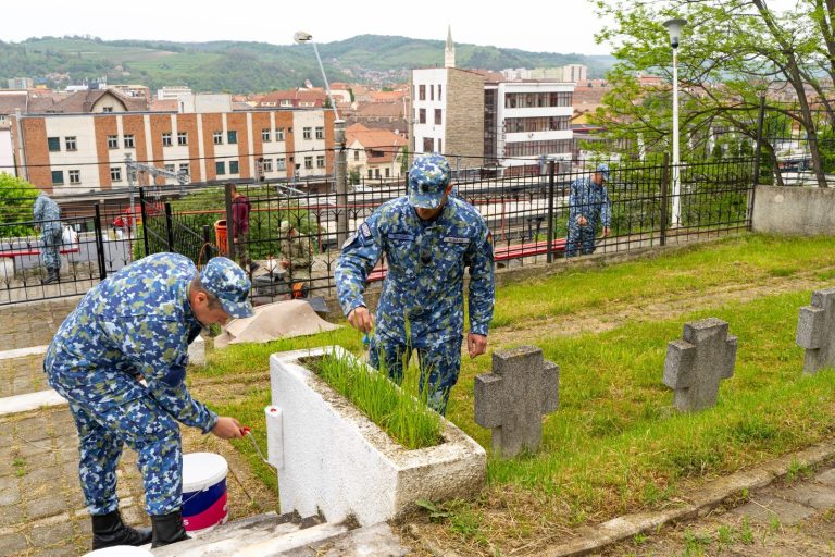FOTO Militarii din Mediaș au igienizat Cimitirul Eroilor din municipiu