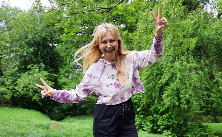 Ștefania Sămărghițan vrea să ajungă la sufletul adolescenților prin Semn că Însemni