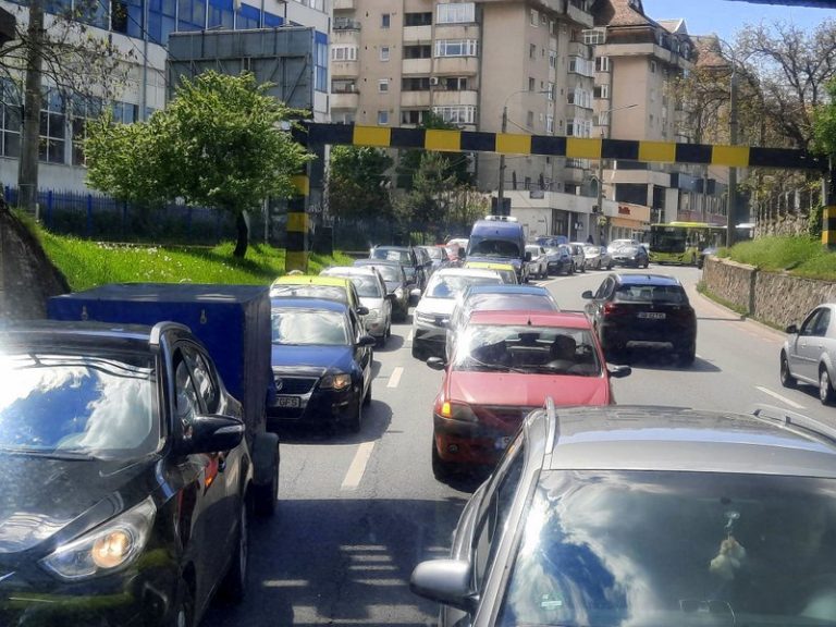 Guvernul a aprobat prelungirea plafonării polițelor RCA