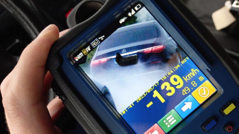 FOTO Un șofer circula cu 139km/oră pe Valea Oltului, pe ploaie torențială. Alți șoferi aveau viteză foarte mare