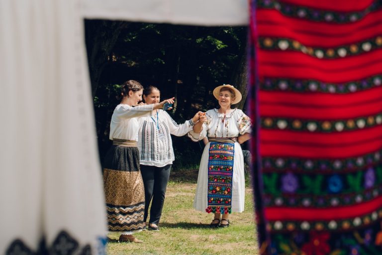 FOTO Muzeul Astra marchează Ziua Națională a Costumului Tradițional din România