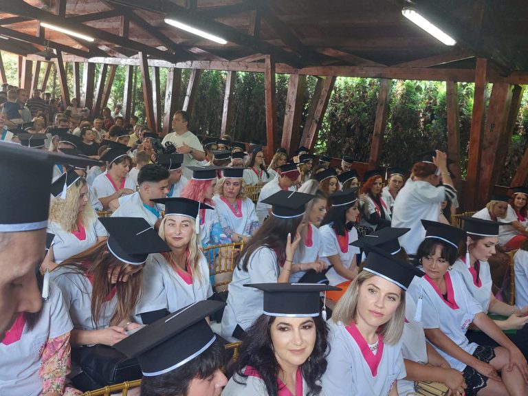 FOTO: Emoții și lacrimi de fericire la absolvirea promoției 2023 a Școlii Auxila Mediaș