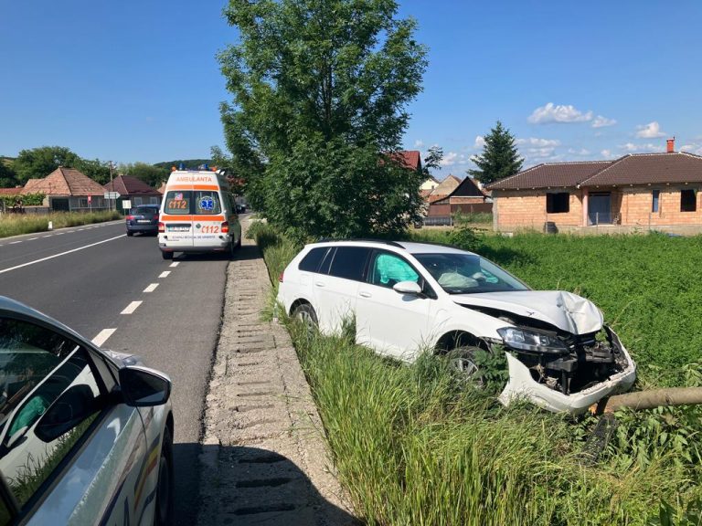 FOTO: O conducătoare auto a ieșit cu mașina de pe șosea și s-a izbit de un copac