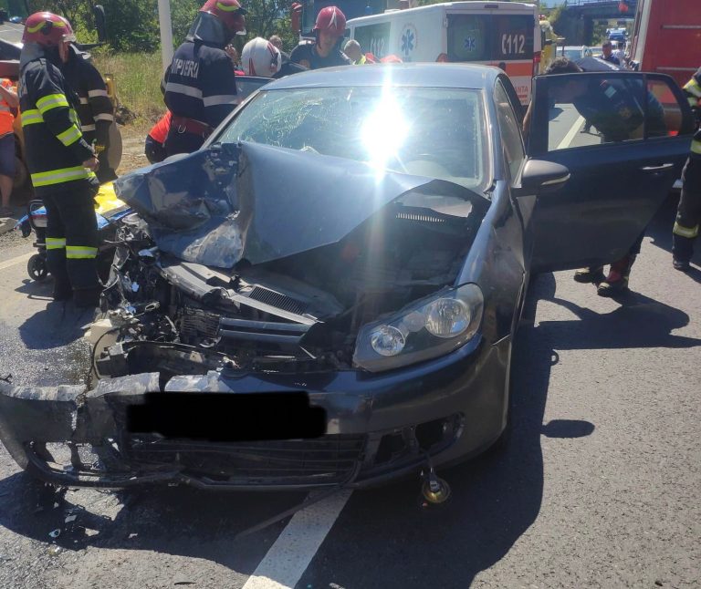 FOTO/VIDEO: Trei victime într-un accident rutier în sensul giratoriu de la Veștem. 4 autovehicule implicate