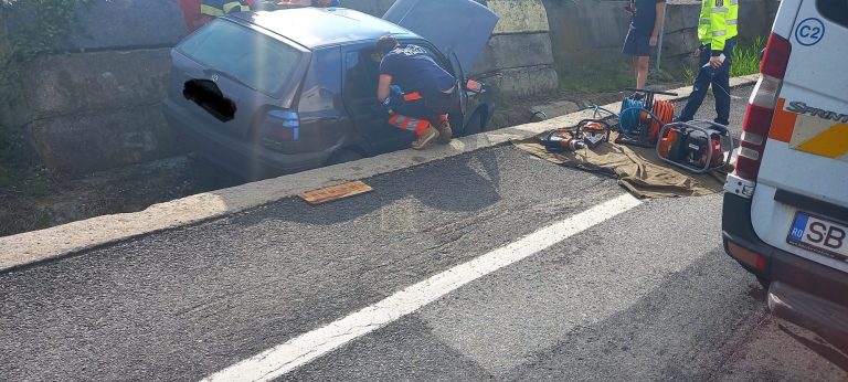 FOTO: Șofer transportat la spital după ce a intrat cu mașina într-un parapet
