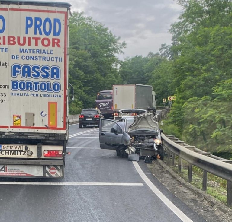 FOTO: Accident rutier între un camion și un autoturism în zona Hula Bradului. Traficul este blocat complet