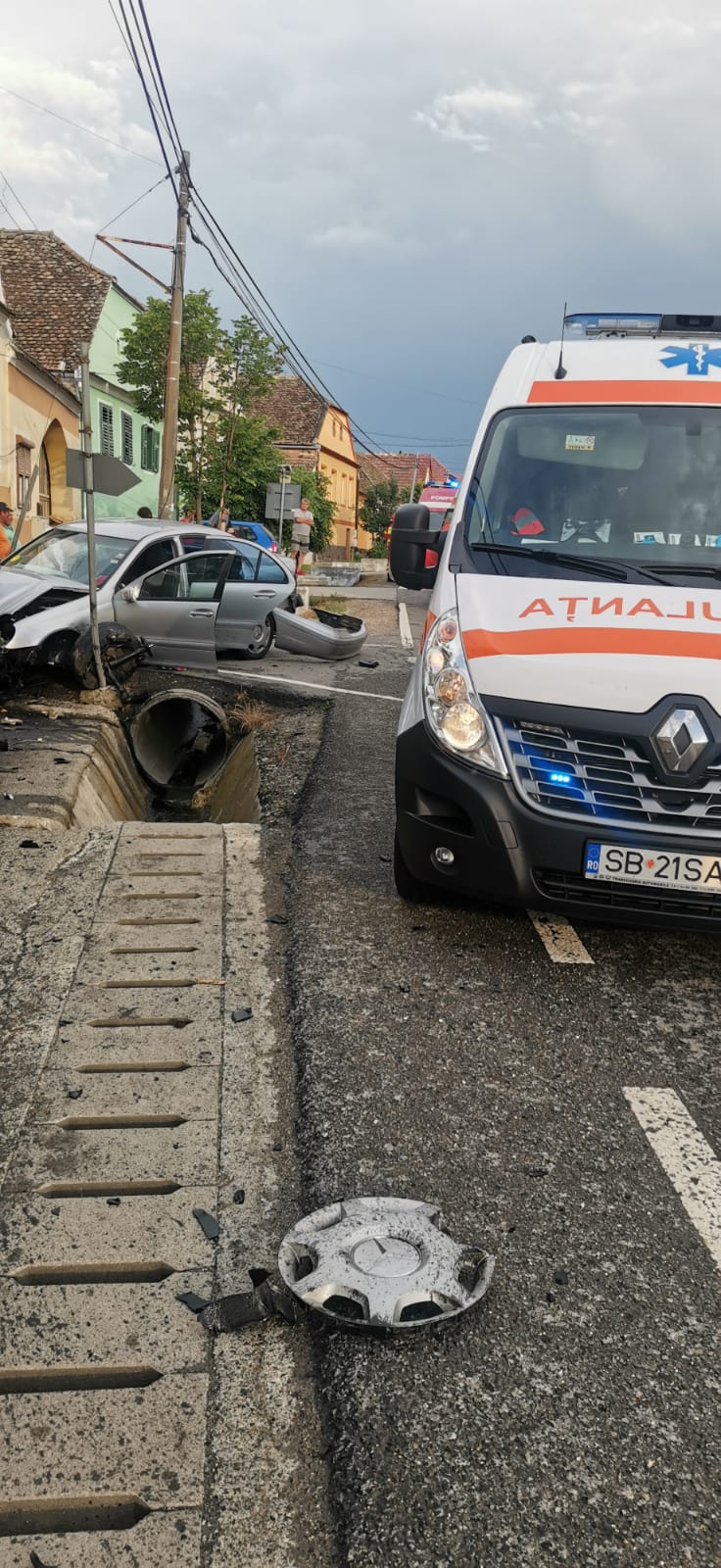 FOTO Un autoturism s-a izbit de un imobil pe Drumul Național 14. Trei tineri au ajuns la spital