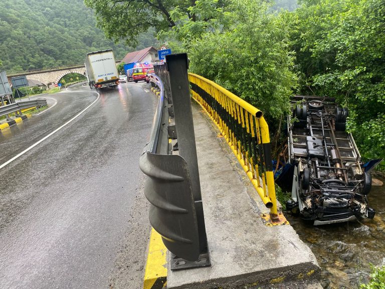 FOTO Un șofer băut s-a răsturnat cu autoutilitara într-un râu, aproape de limita cu județul Vâlcea
