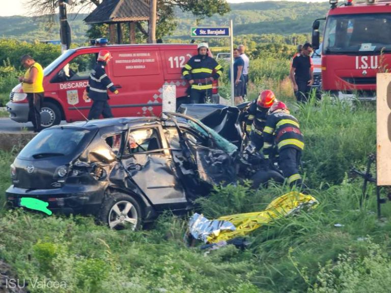 FOTO: Tragedie în județul vecin. Mașină spulberată de un tren care circula spre Sibiu