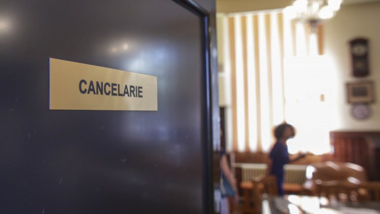 O profesoară nu vrea să încheie mediile unor liceeni pentru că ar fi virusat catalogul