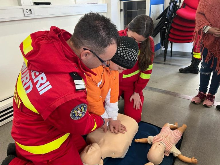 Caravana SMURD ajunge în parcarea Sălii Transilvania