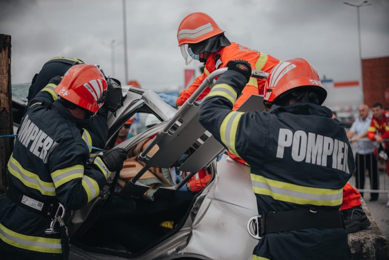 ULTIMA ORĂ: Trafic alternativ pe Valea Oltului. Un autotren s-a răsturnat, 3 persoane au ajuns la spital
