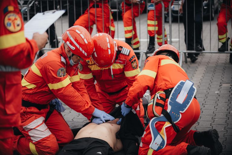 ULTIMA ORĂ: Bărbat căzut inconștient pe o stradă din Sibiu. A fost transportat în stare critică la spital