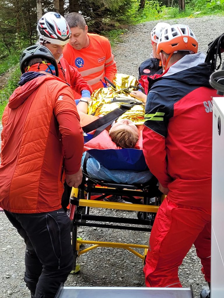 FOTO Femeie rănită după ce a căzut într-o zonă abruptă, la Bâlea Cascadă