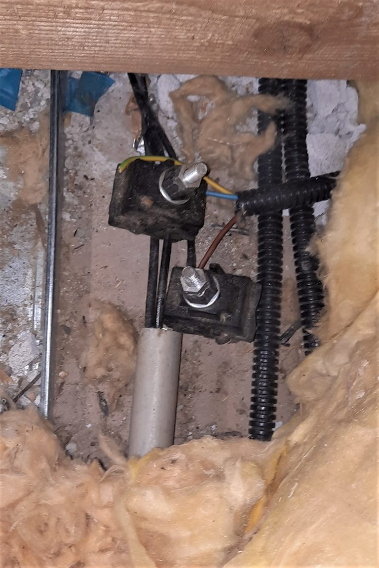 FOTO: Peste 1.000 de români prinși furând gaze și electricitate de la Delgaz Grid