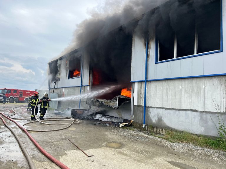 ULTIMA ORĂ: Incendiu la un depozit din Sibiu, scenariul unui exercițiu ISU