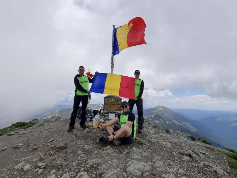 FOTO: Pompierii sibieni au dus drapelul național pe cel mai înalt vârf din România