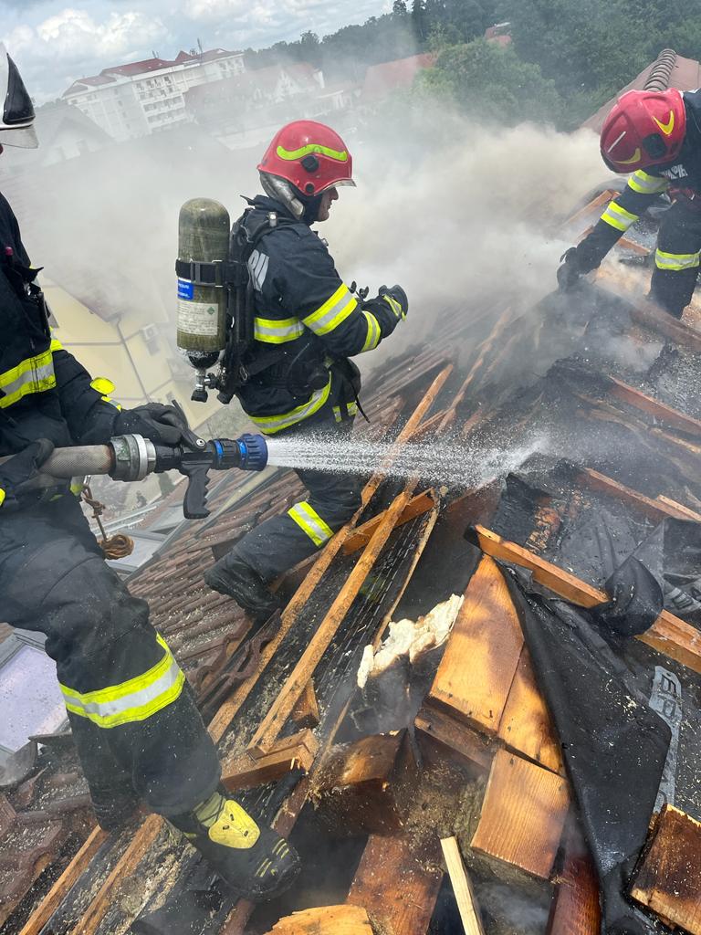 FOTO Incendiu din cauza unui scurtcircuit la o locuință de pe strada Pădurea Dumbrava. Zece persoane s-au autoevacuat