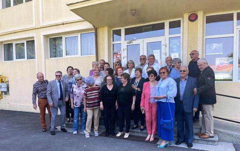 FOTO Au răspuns din nou „prezent” după 50 de ani de la absolvirea liceului