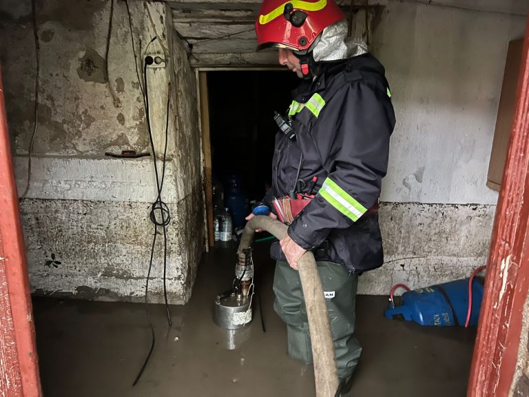 FOTO/VIDEO: Rupere de nori 4 localități. Apa a inundat zeci de locuințe