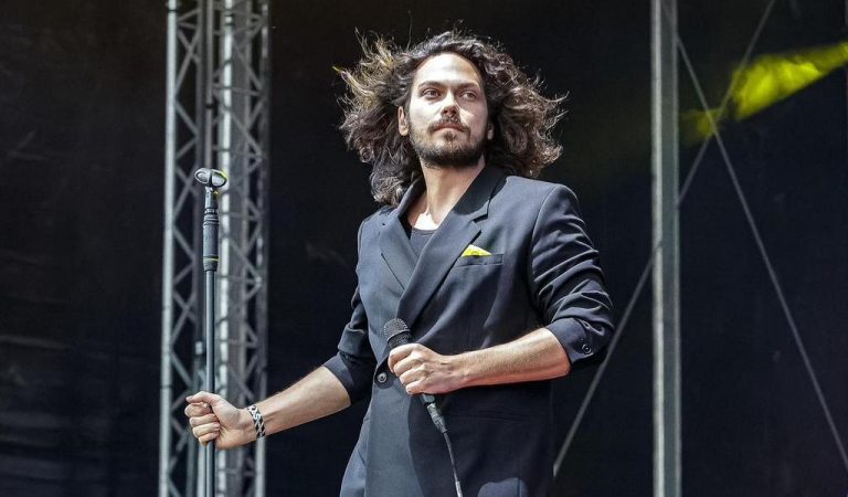 Johnny/Ioan Armean, de la salonul de coafură, la solist al trupei Domino, pasiunea cu care face lucrurile este aceeași!