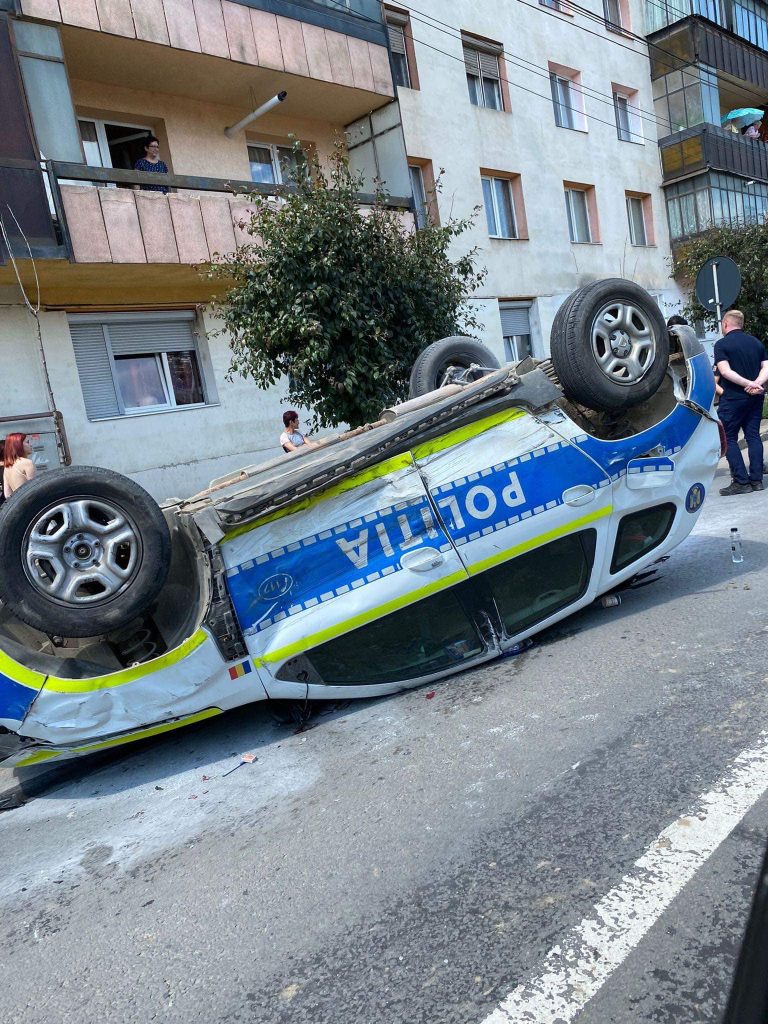 FOTO: O mașină de poliție s-a făcut praf în urma unui accident rutier