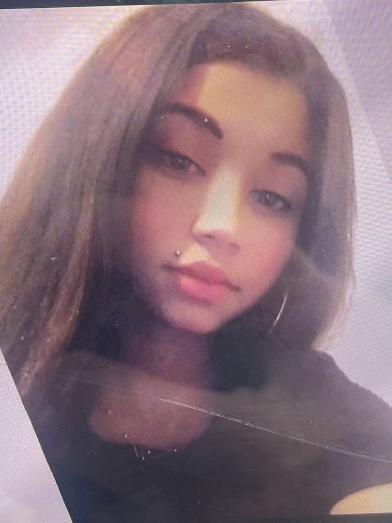 FOTO O tânără de 14 ani a dispărut din Sibiu. Părinții fetei au alertat Poliția / UPDATE: Minora a fost găsită în Șaroșu pe Târnave