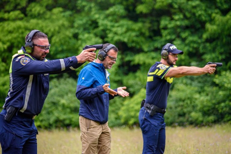 FOTO: Noii polițiști, pregătiți la foc continuu, la propriu