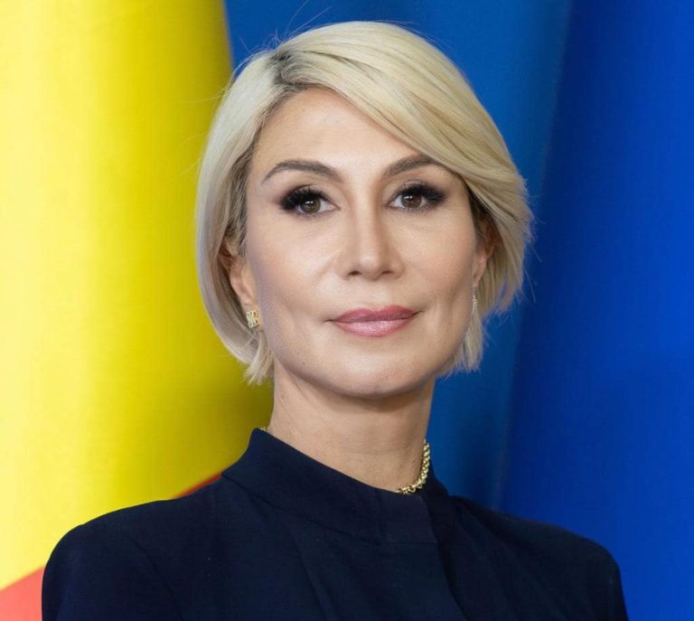 Ministrul Culturii, Raluca Turcan, le poartă de grijă copiiilor cu părinţi plecaţi din ţară
